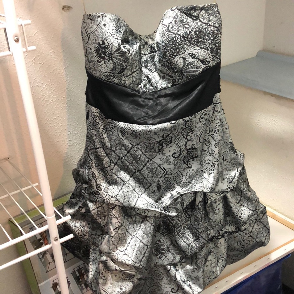 Gray and black patterned strapless dress